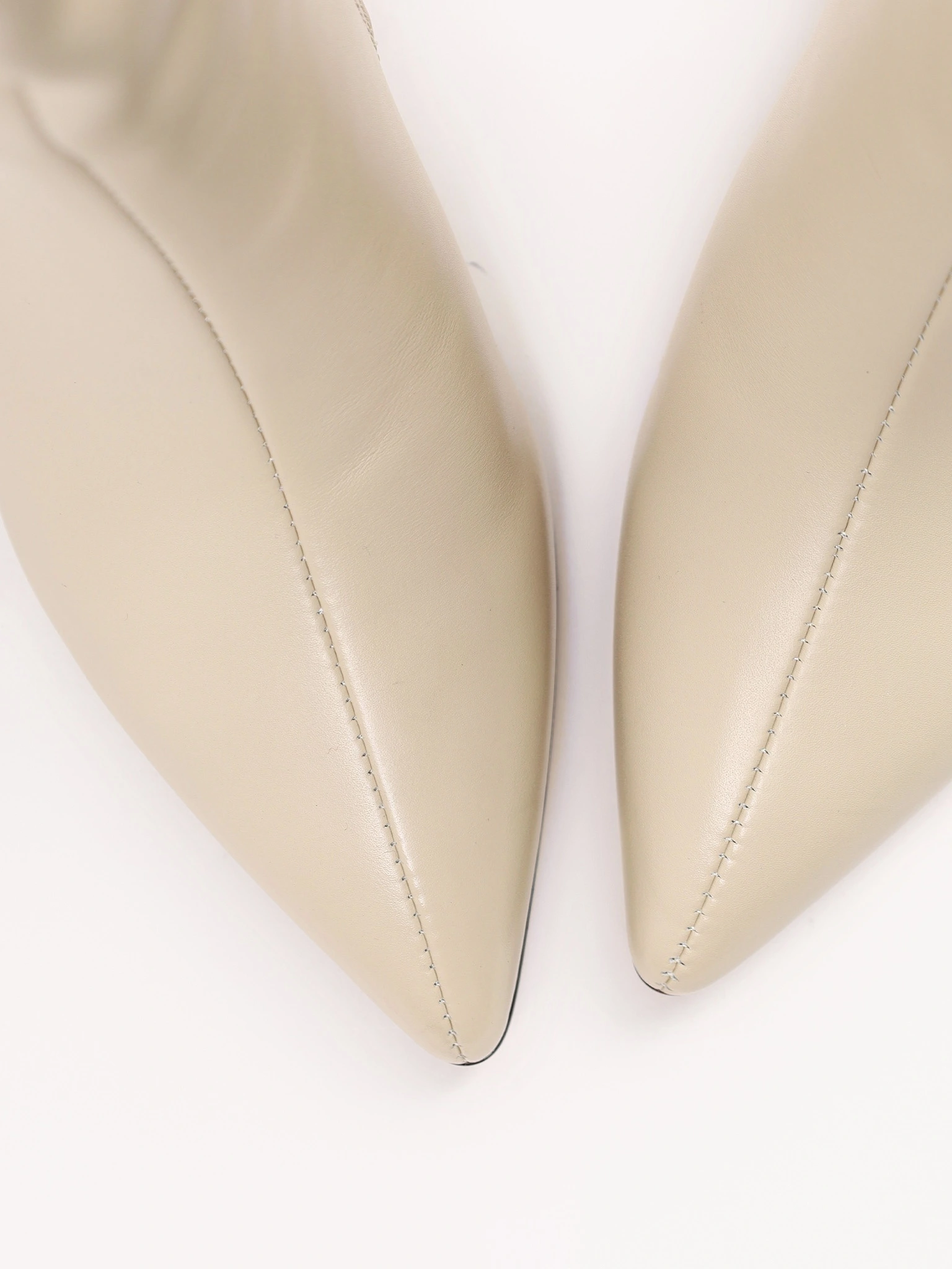 Сапоги молочного цвета на среднем каблуке